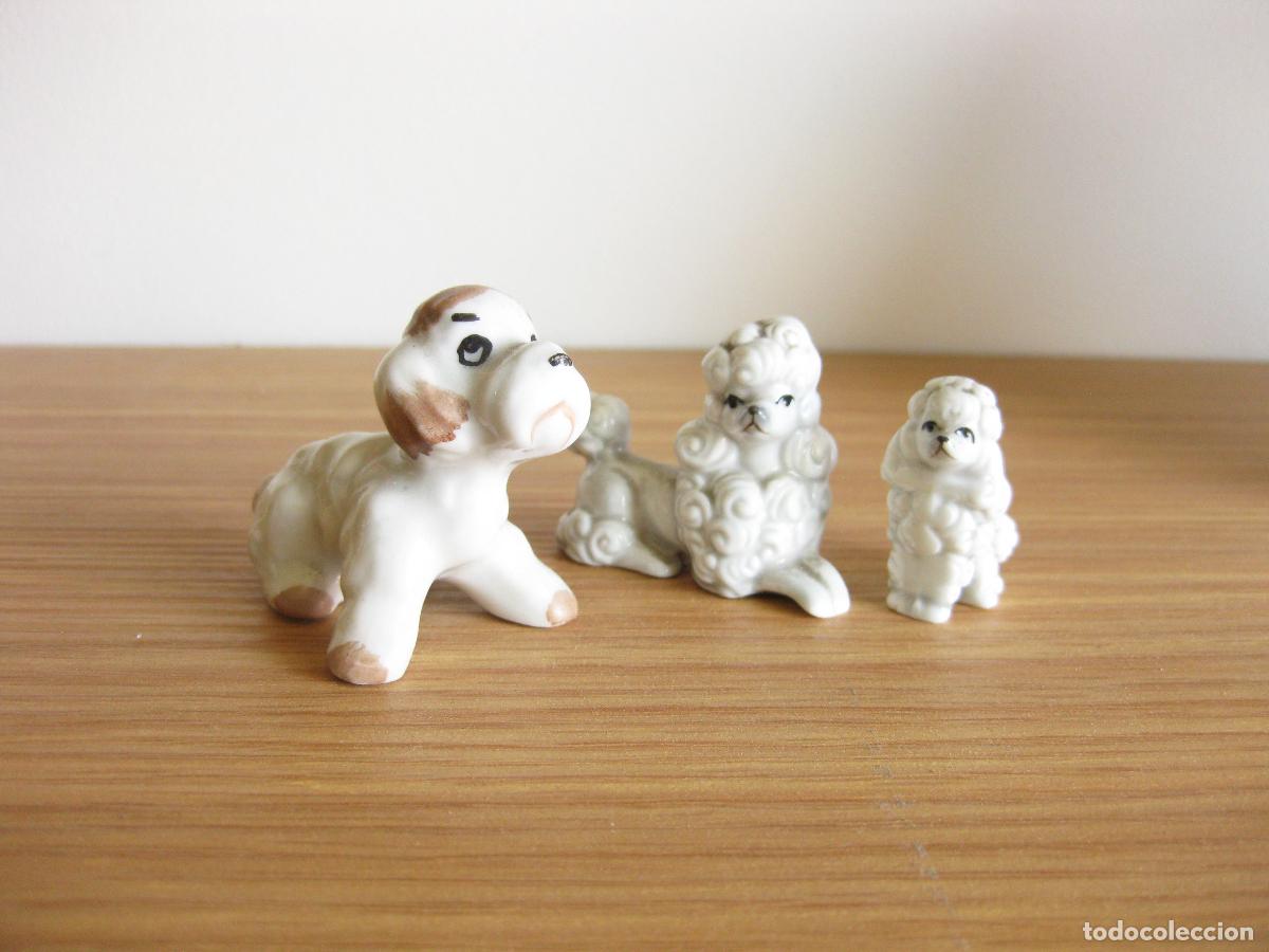 Antig&uuml;edades: 3 FIGURA DE CER&Aacute;MICA DE PERROS EN MINIATURA. VINTAGE. A&Ntilde;OS 60