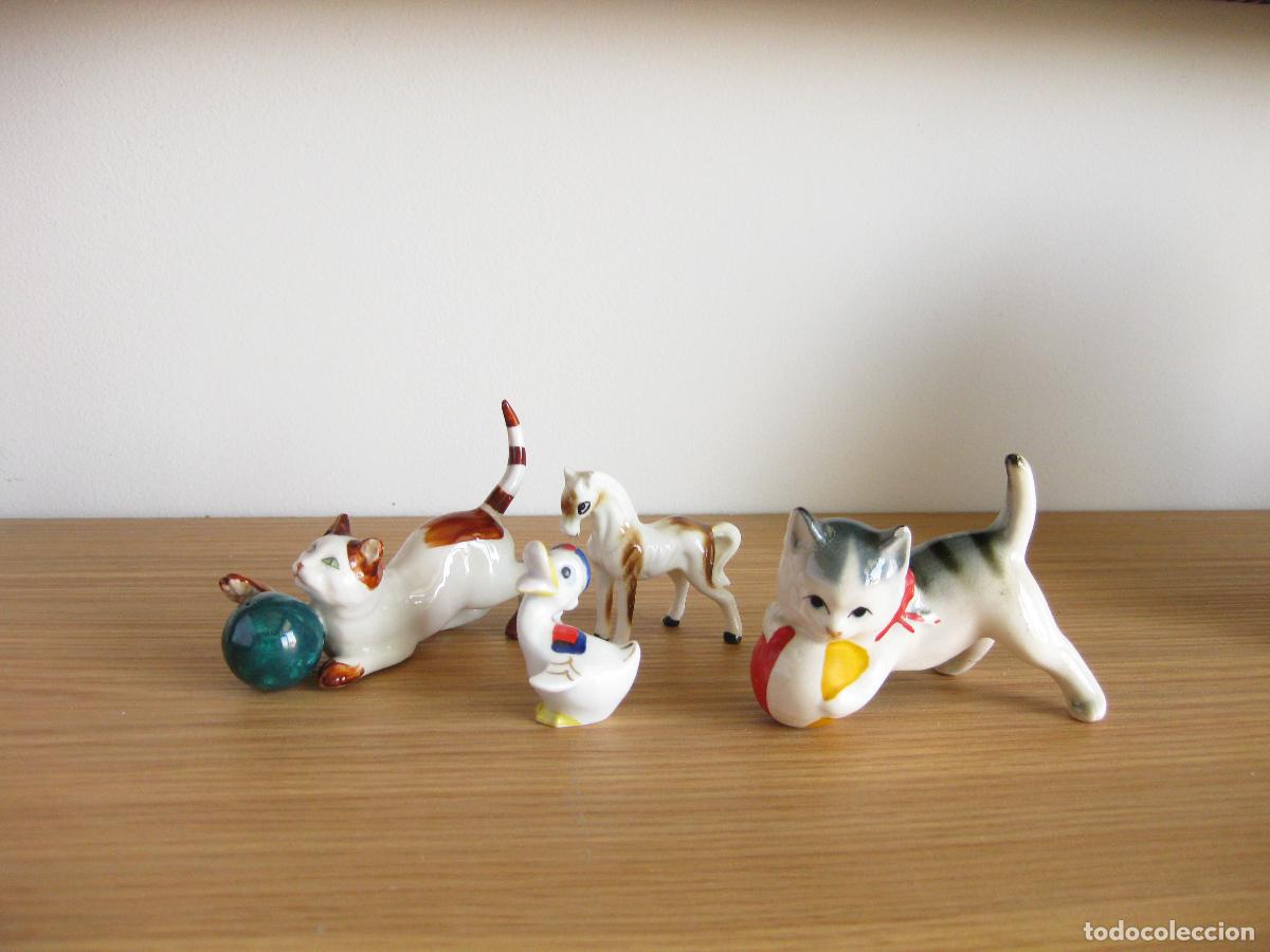 Antig&uuml;edades: 4 FIGURAS DE CER&Aacute;MICA DE GATOS, PATO Y CABALLO EN MINIATURA. VINTAGE. A&Ntilde;OS 60