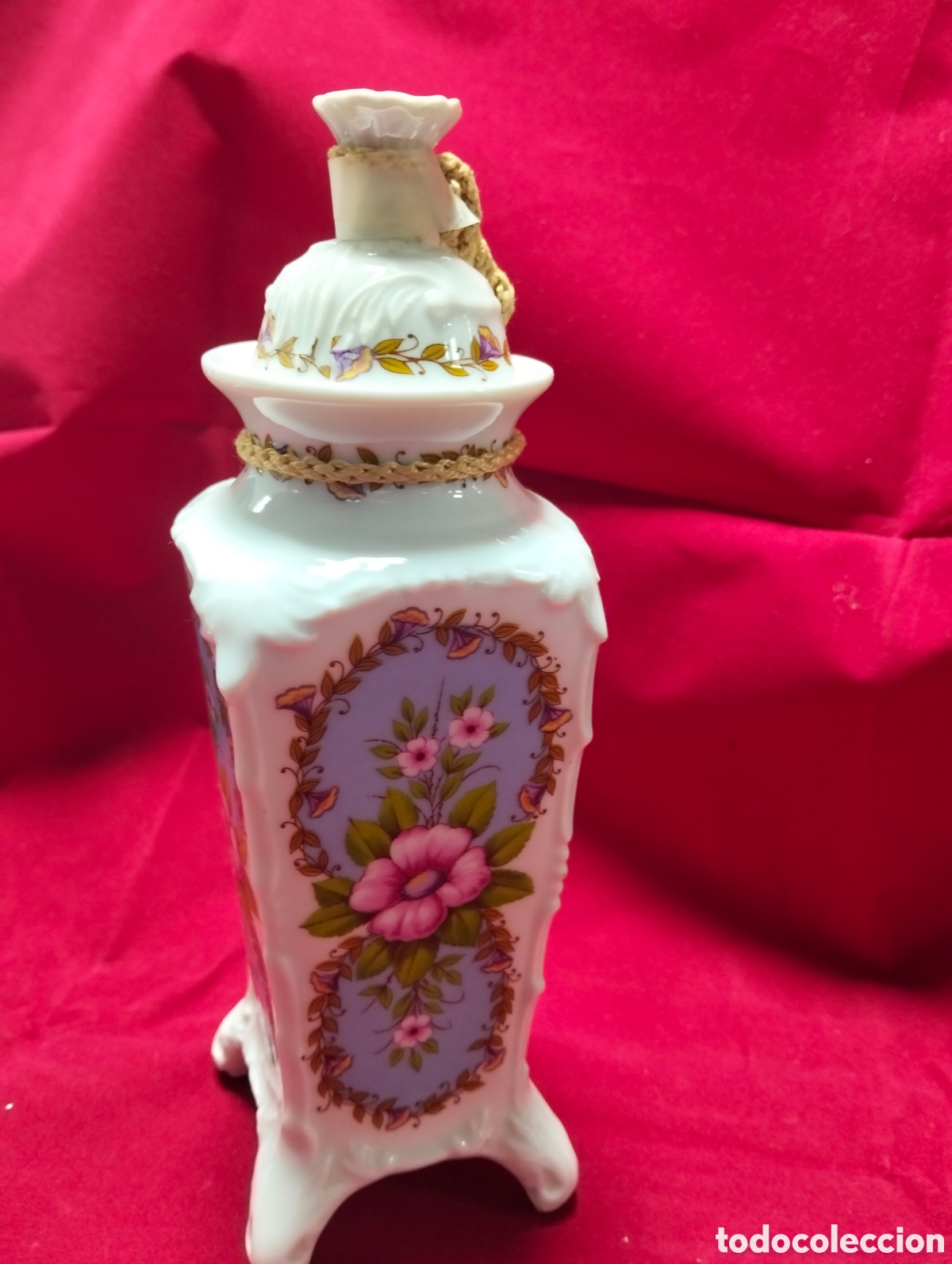 Antig&uuml;edades: un tibor o jarr&oacute;n de porcelana blanca con tapa de la marca Sanbo.