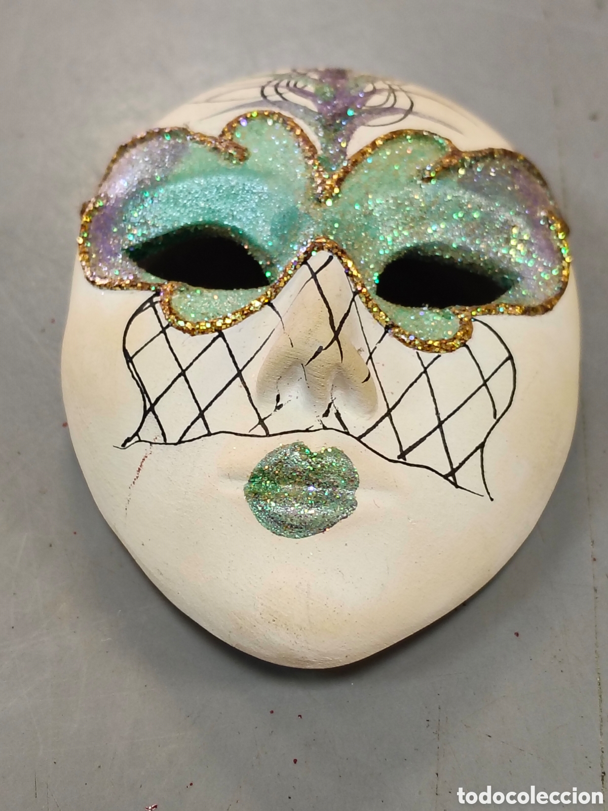 Antig&uuml;edades: m&aacute;scara veneciana de cer&aacute;mica presenta un intrincado dise&ntilde;o pintado a mano con detalles brillantes e