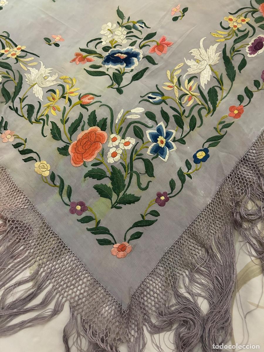 Antig&uuml;edades: ANTIGUO MANT&Oacute;N DE MANILA EN SEDA GRIS BORDADA A MANO SIGLO XIX CHINESE SILK