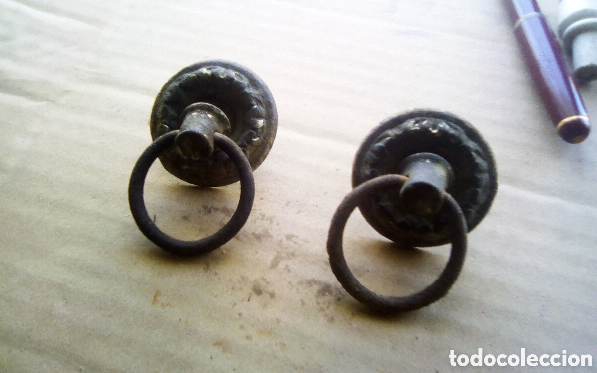 Antig&uuml;edades: 2 Antiguos tiradores anillas de mueble, caj&oacute;n, c&oacute;moda, mesita noche, puerta armario. Miden 38 mm.