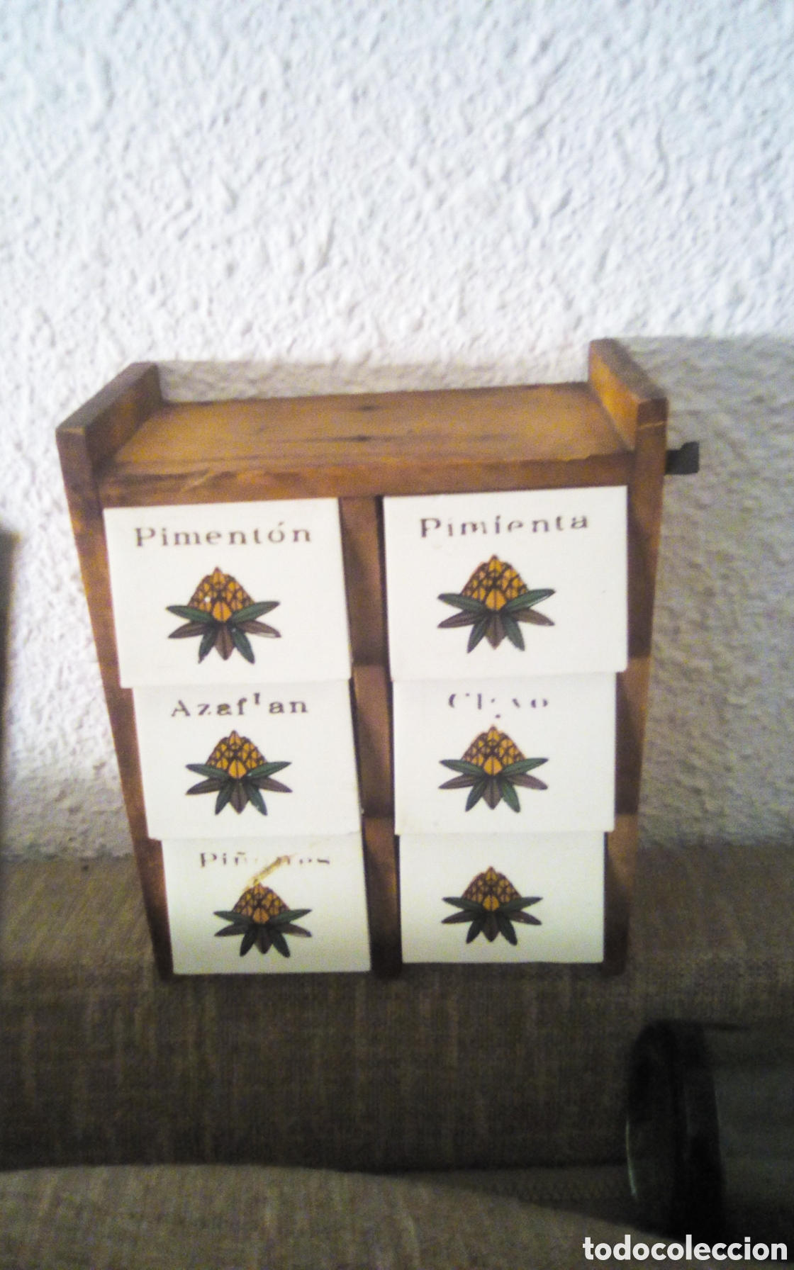 Antig&uuml;edades: Antiguo peque&ntilde;o especiero. Estanter&iacute;a para especias, de madera con 6 cajones. Mide 19,5 x 16 x 8 cm.