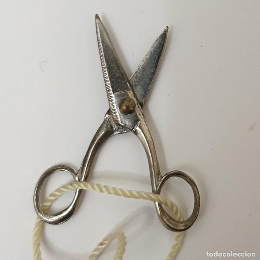 Antig&uuml;edades: Antiguas MINITIJERAS de Costura Viaje Colecci&oacute;n MICROMINIATURA. Cortahilos Metal SIGLO XX 3,5 cm