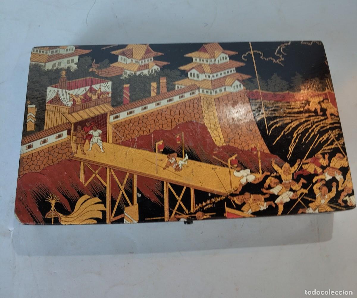 Antig&uuml;edades: Antigua caja japonesa de madera lacada y pintada