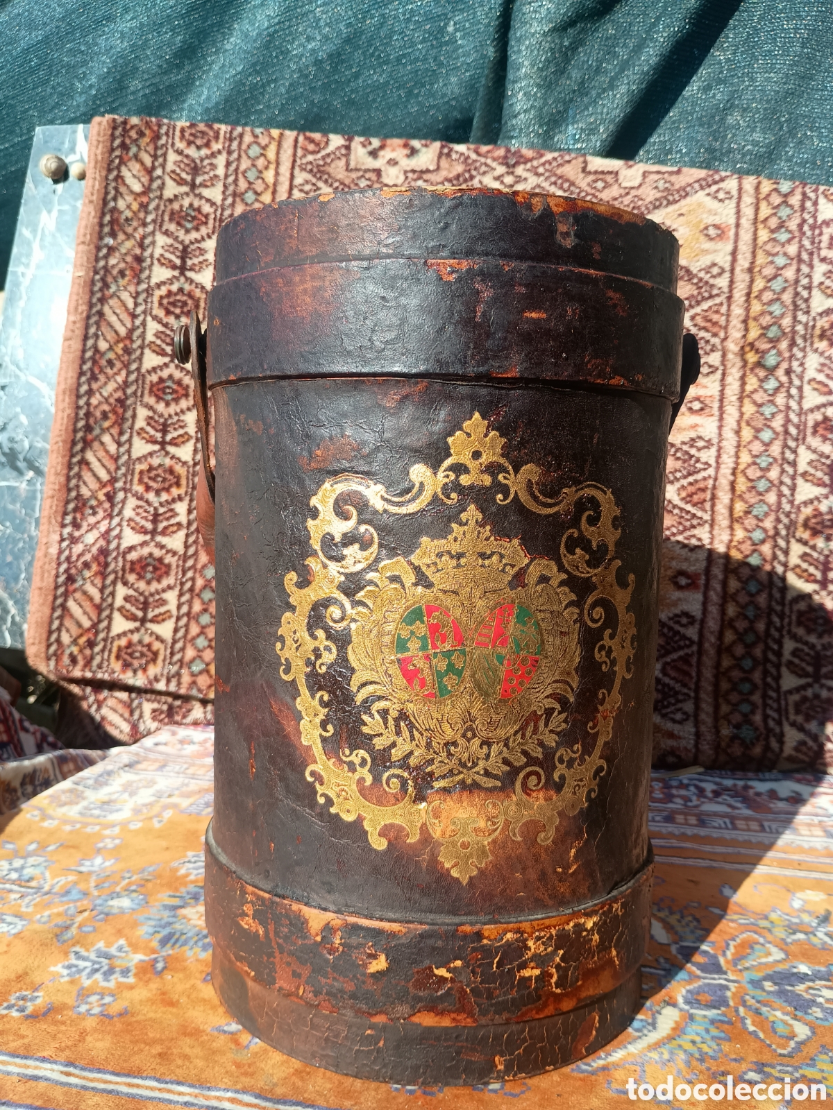 Antig&uuml;edades: Cubo de cuero con asas