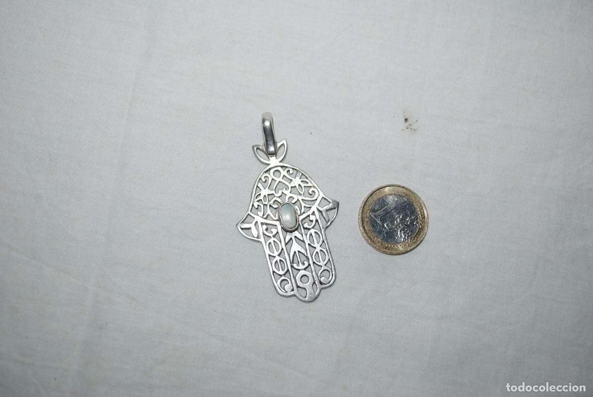 Antig&uuml;edades: MANITA DE FATIMA DE PLATA Y NACAR . - Foto 1