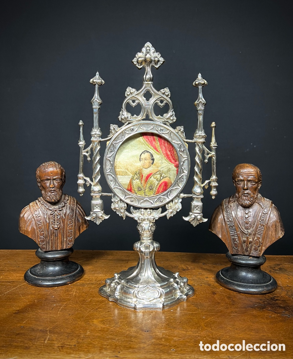 Antig&uuml;edades: Custodia de plata repujada. Siglo XIX