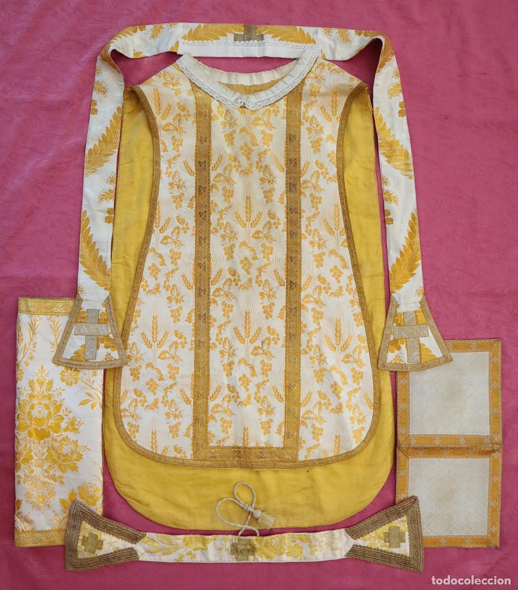 Antig&uuml;edades: Casulla y complementos confeccionados en seda brocada con motivos religiosos. Pps. S. XX.