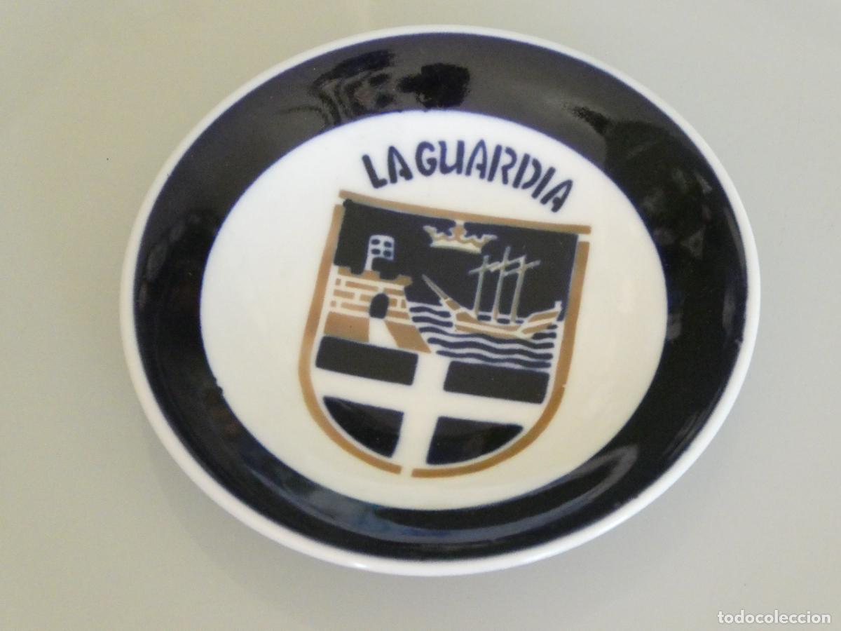 Antig&uuml;edades: PLATO DE CER&Aacute;MICA. CASTRO SARGADELOS. ESCUDO HER&Aacute;LDICO DE LA GUARDIA PONTEVEDRA. 12CM. 90GR