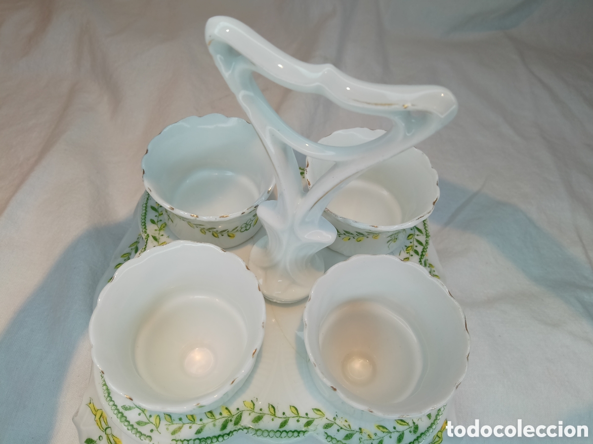 Antig&uuml;edades: Precioso Juego de 4 Hueveras Vintage de Porcelana / Cer&aacute;mica con Soporte Central y Asa -