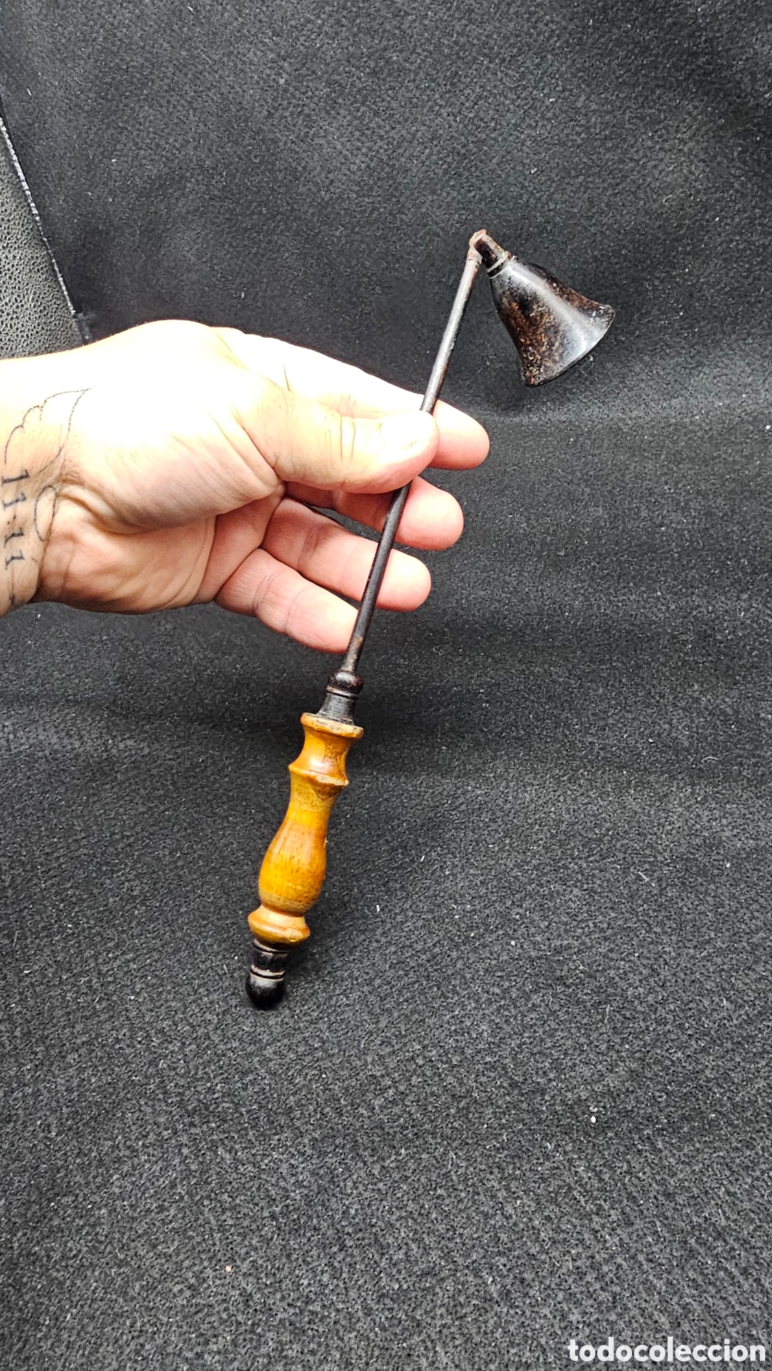 Antig&uuml;edades: Apagavelas con mango de madera