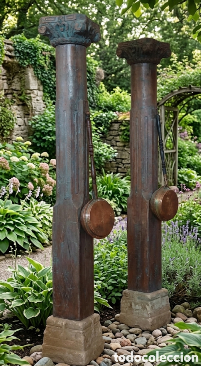 Antig&uuml;edades: Pareja de Columnas Antiguas de Madera Estriada y Capitel Tallado &ndash; 222 cm