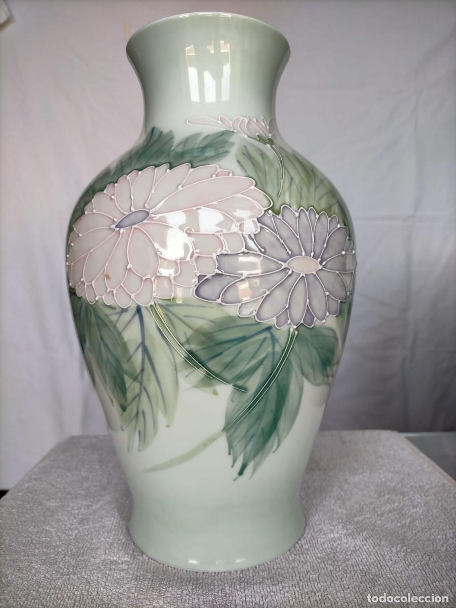 Antig&uuml;edades: Jarr&oacute;n japon&eacute;s de porcelana pintado a mano con decoraci&oacute;n floral en relieve