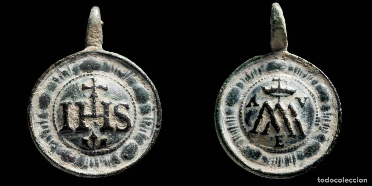 Antig&uuml;edades: Religious medal XVI-XVII centuries, Anagramas de Jesucristo y Mar&iacute;a - 23x16 mm.