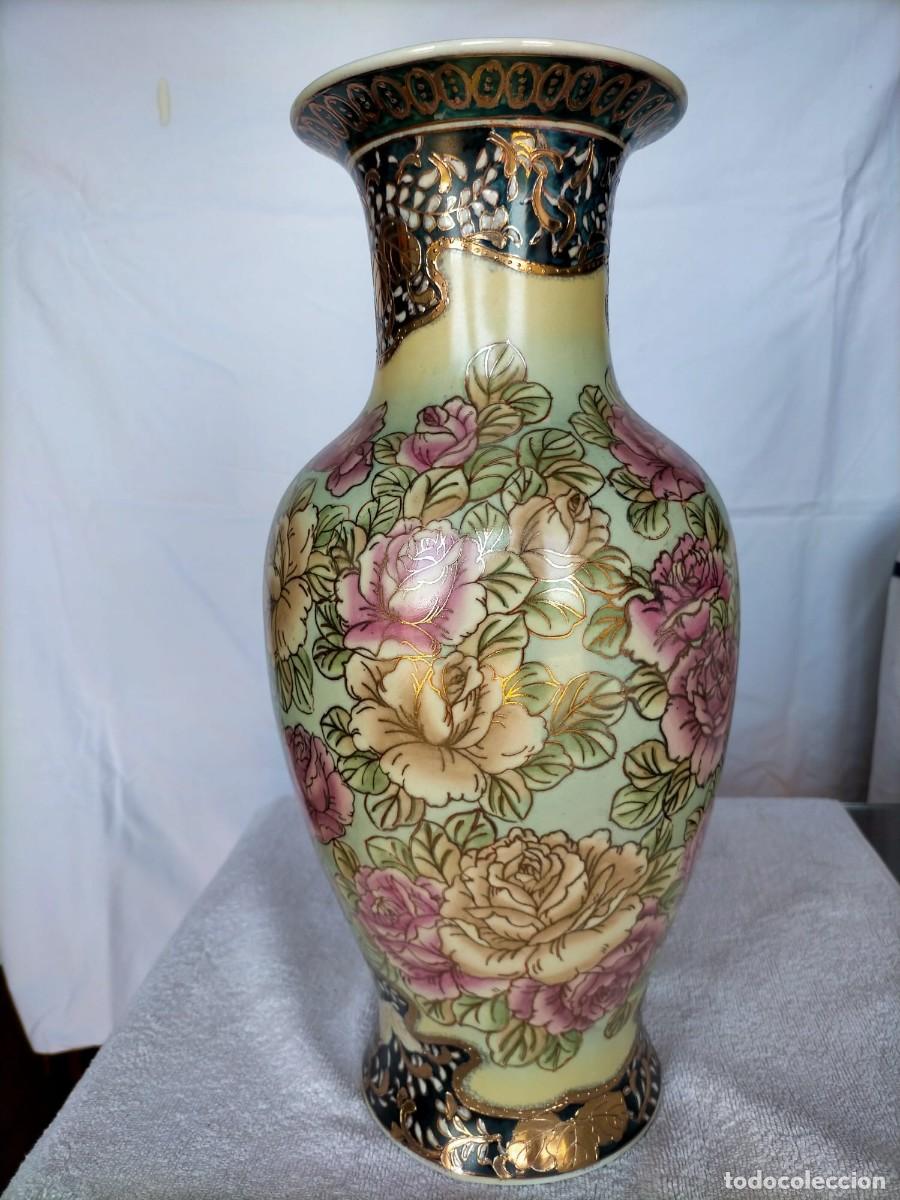 Antig&uuml;edades: Gran jarr&oacute;n chino de porcelana decorada con rosas y dorados, 40 cm