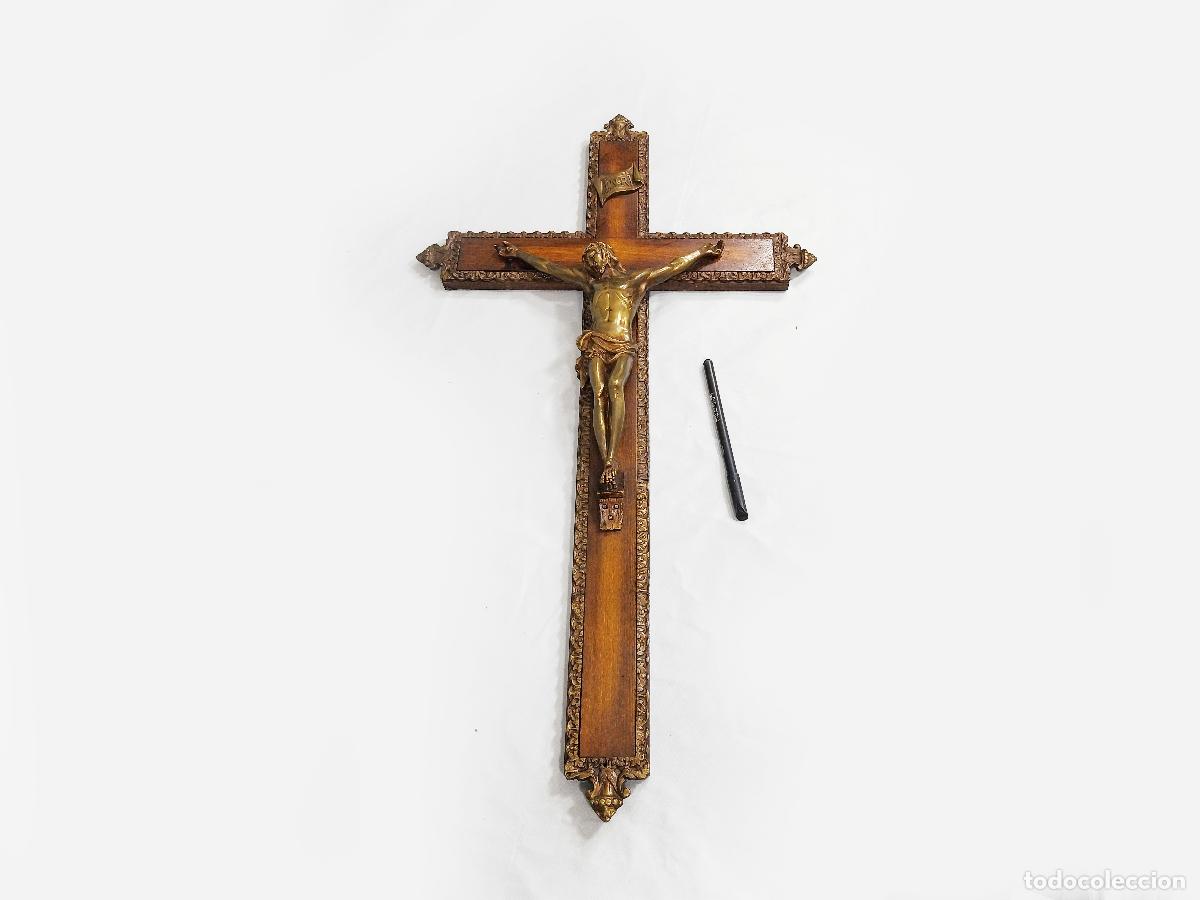 Antig&uuml;edades: GRAN CRUCIFIJO DE PARED EN MADERA Y LAT&Oacute;N
