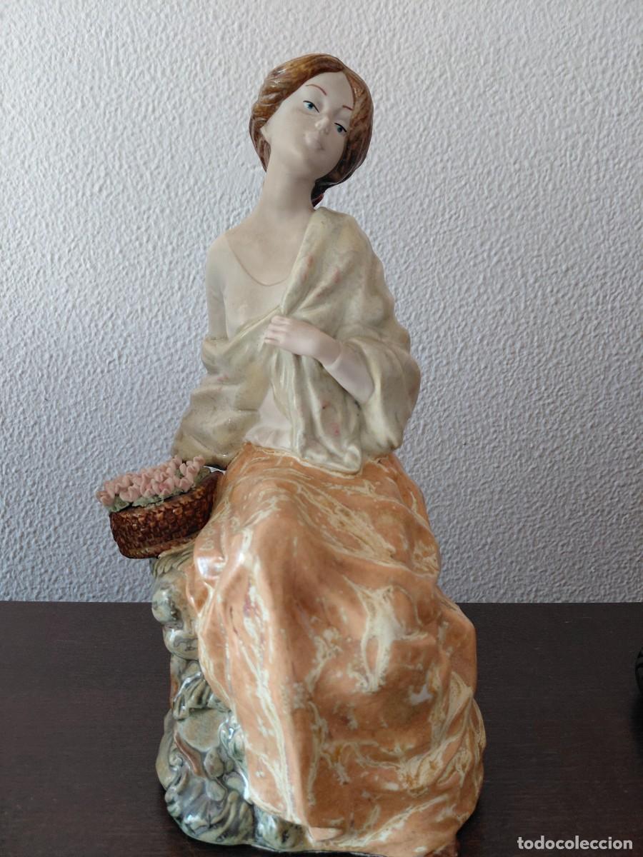 Antig&uuml;edades: Figura de porcelana con cesta