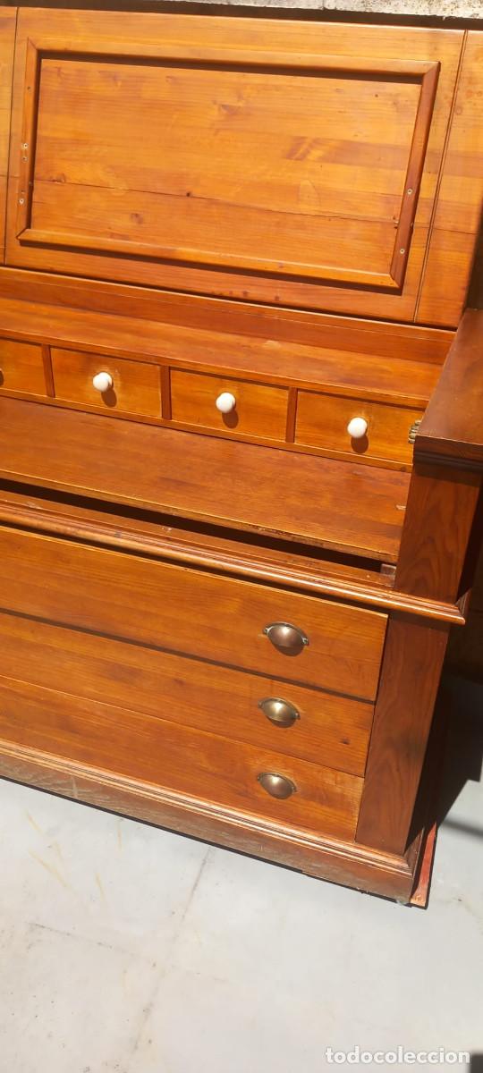 Antig&uuml;edades: Mueble antiguo de cerezo con tapa superior abatible y 7 cajones