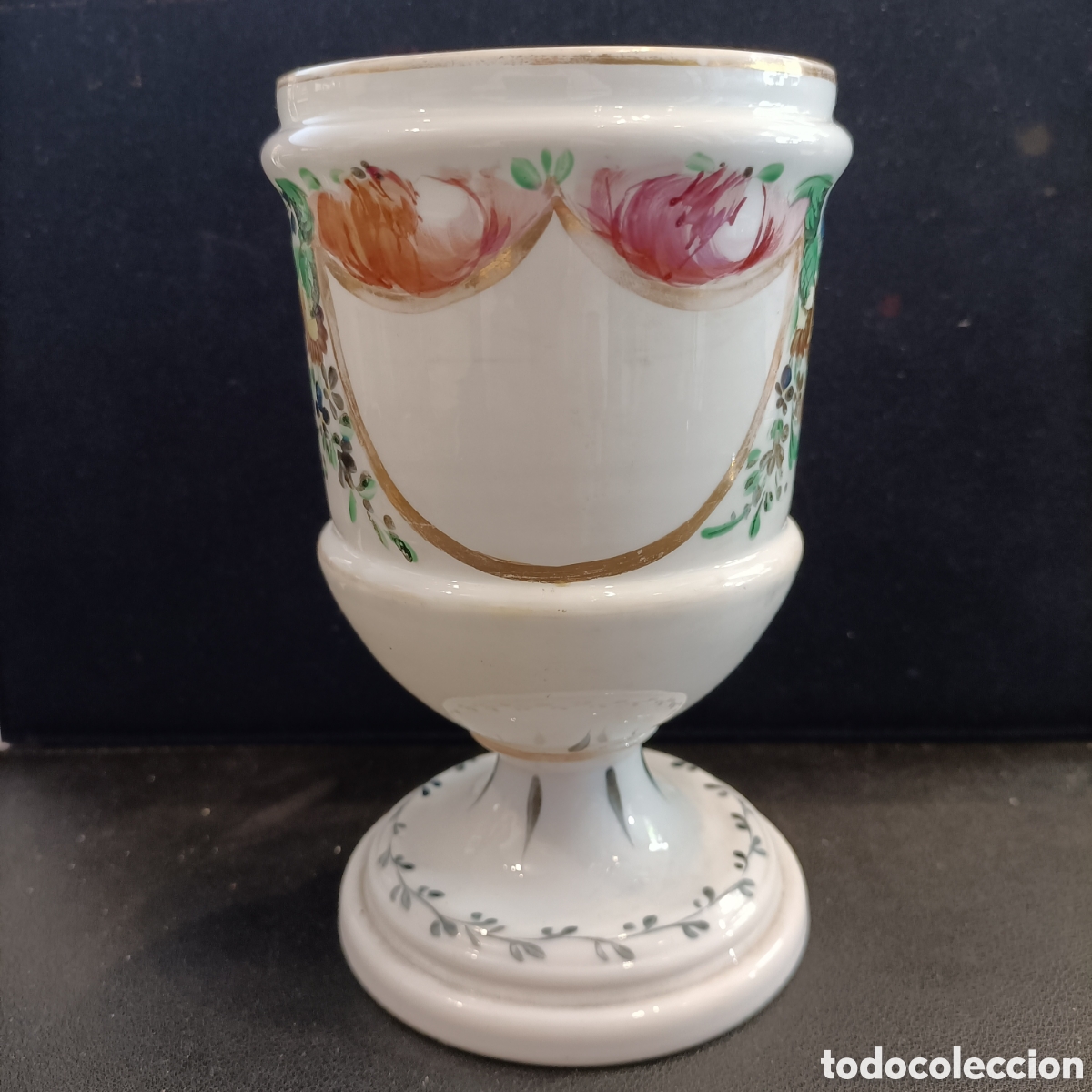 Antig&uuml;edades: Copa de opalina blanca de La Granja.