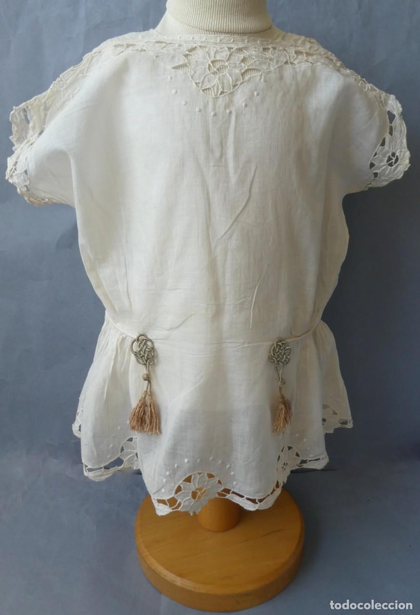 Antig&uuml;edades: ANTIUO VESTIDO ART DECO DE MUSELINA Y ENCAJE DE RICHELIEU PARA NI&Ntilde;A O MU&Ntilde;ECA PPIO.S.XX