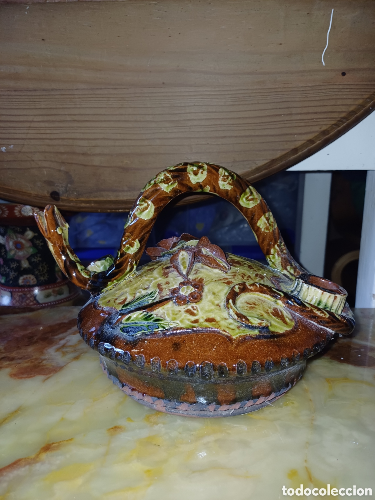 Antig&uuml;edades: Botijo de bautizo de Breda Girona con serpiente o r&eacute;ptil y flores Cantir bateig terrissa bucaro