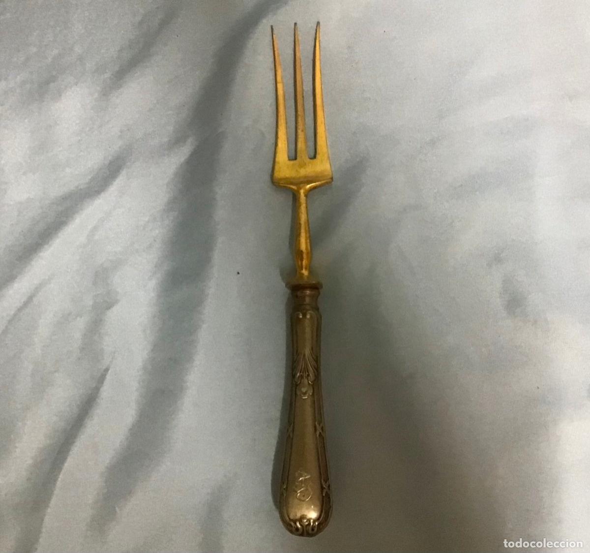 Antig&uuml;edades: TENEDOR DE SERVIR DE ALPACA - Foto 1