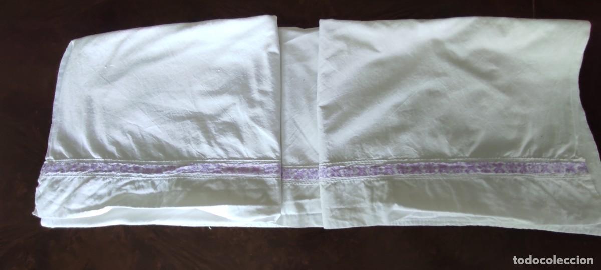 Antig&uuml;edades: ANTIGUA SABANA DE ARRIBA / ENCIMERA BLANCA CON PUNTILLA CALADA BORDADA EN MALVA VIOLETA - 220 x 180