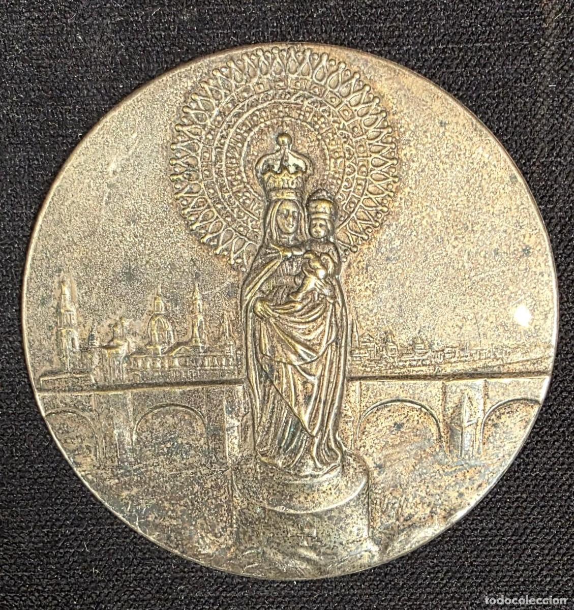 Antig&uuml;edades: Medalla Religiosa Vintage de la Virgen del Pilar en Relieve &ndash; Zaragoza &ndash; Metal Dorado 7 cm
