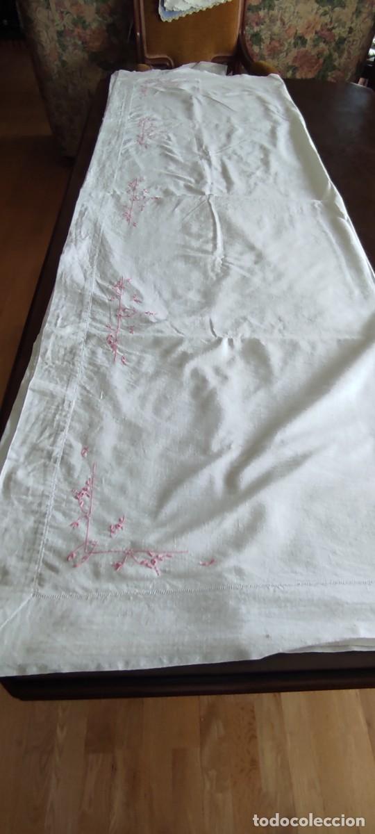 Antig&uuml;edades: ANTIGUA SABANA ENCIMERA BLANCA CON VAINICA Y BORDADO FLORAL EN TONO ROSA - 220 x 180