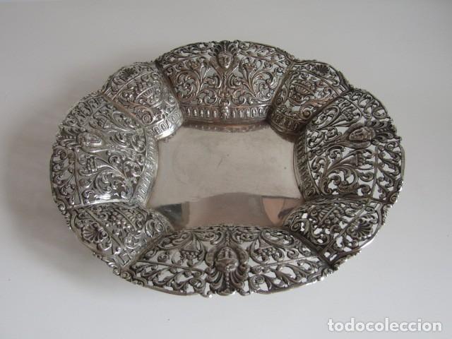 Antig&uuml;edades: PRECIOSA GRAN BANDEJA DE PLATA DE LEY CON BORDE CALADO REPRESENTANDO HOJAS Y CARAS - 305 GR