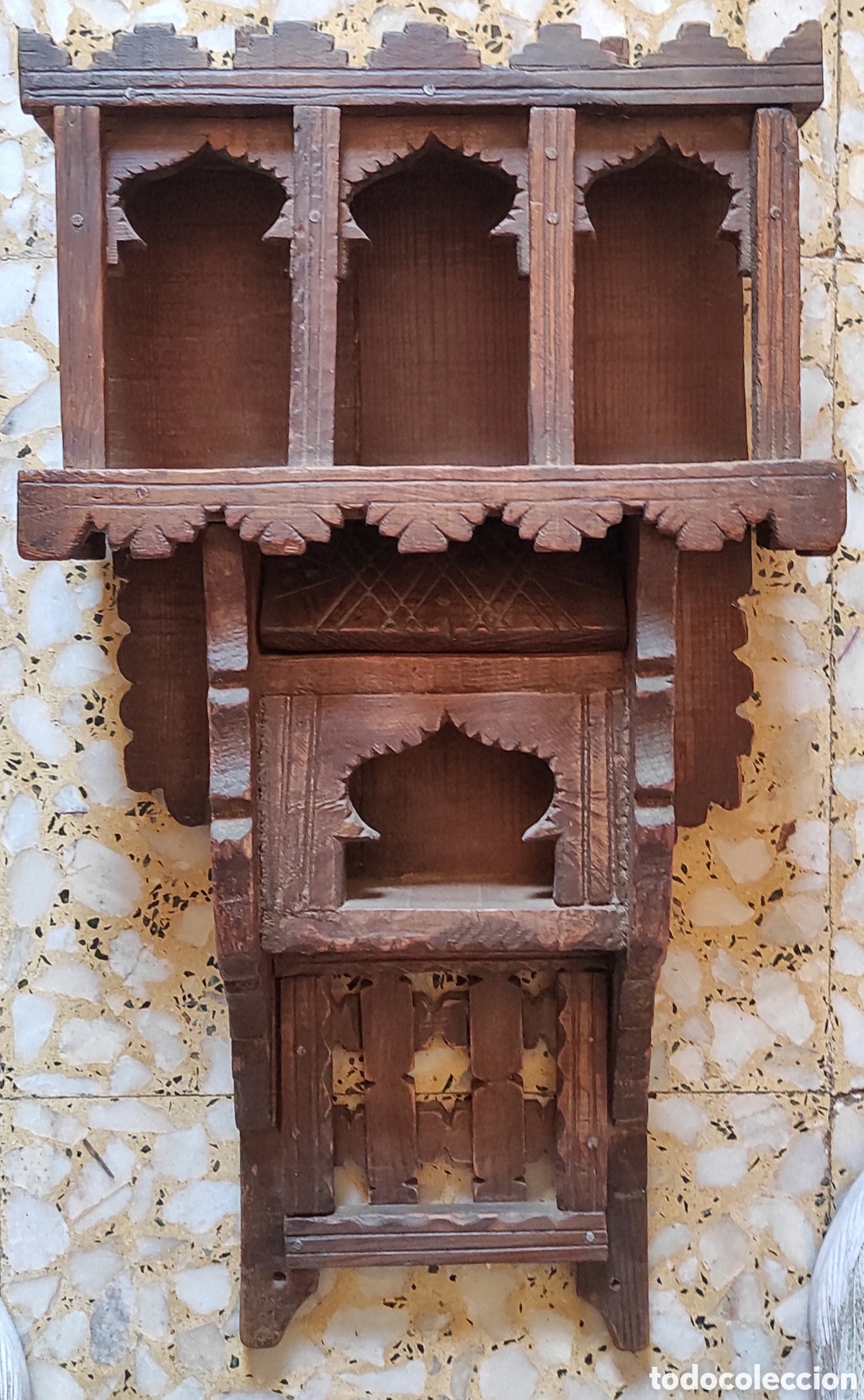 Antig&uuml;edades: Peque&ntilde;a estanter&iacute;a marroqu&iacute; del siglo XIX.