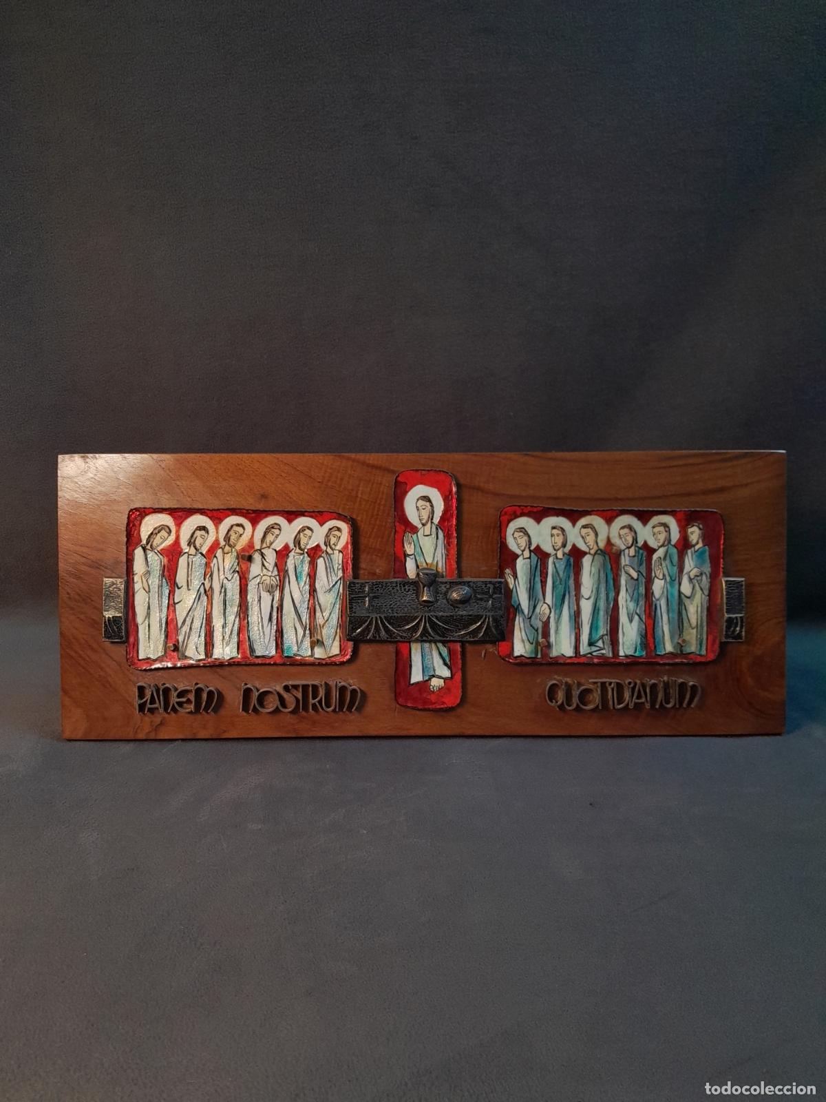 Antig&uuml;edades: RELIEVE DEVOCIONAL REPRESENTANDO LA &Uacute;LTIMA CENA EN ESMALTE Y METAL SOBRE MADERA. SIGLO XX