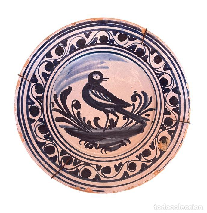 Antiguidades: ANTIGUO PLATO DE CER&Aacute;MICA CON DECORACI&Oacute;N ZOOMORFA. CER&Aacute;MICA DE POBLET (?). ESPA&Ntilde;A. XVII-XVIII.