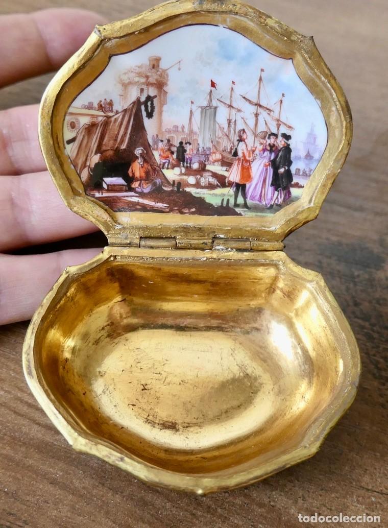 Antig&uuml;edades: Tabaquera posiblemente Meissen kauffahrtei del siglo XVIII. 7,5 x 6 cm