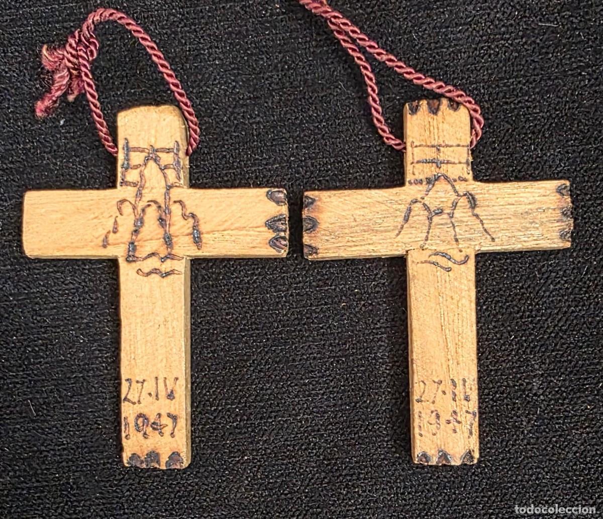 Antig&uuml;edades: Cruz cristiana artesanal de madera tallada con s&iacute;mbolo Crism&oacute;n y fecha 1947 &ndash; Colgante religioso