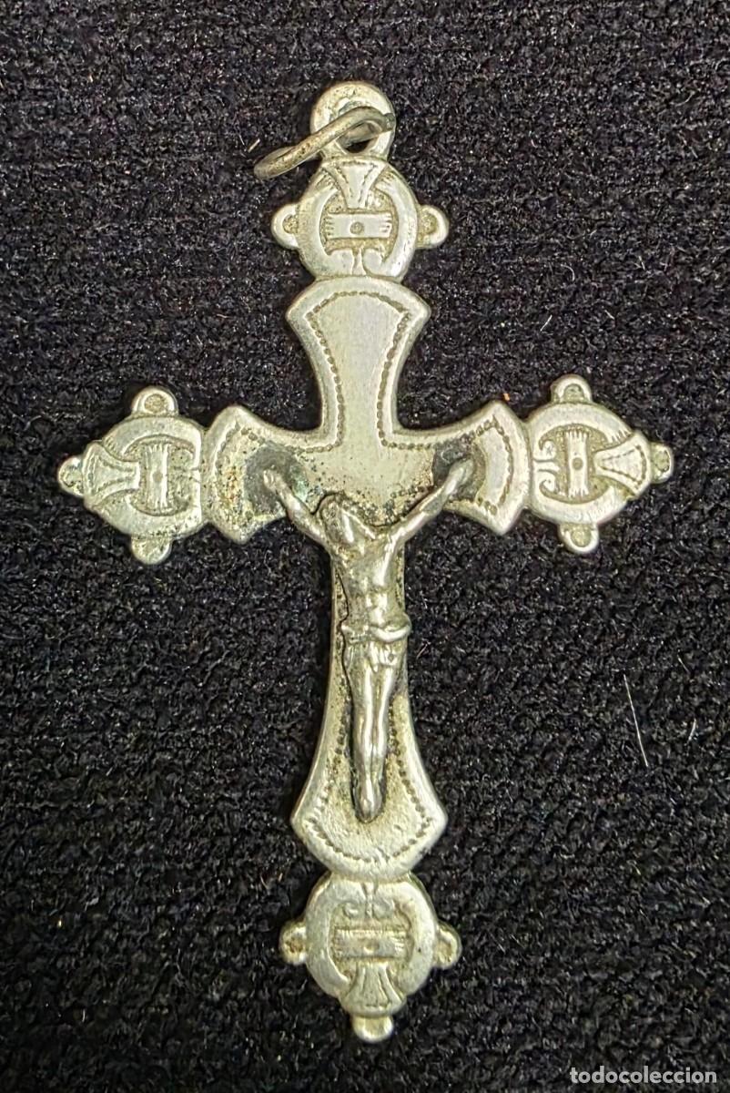 Antig&uuml;edades: Cruz antigua de metal con Cristo crucificado y s&iacute;mbolos religiosos grabados &ndash; Colgante devocional