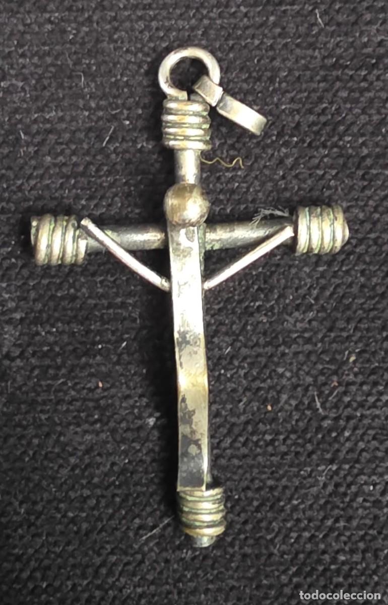 Antig&uuml;edades: Cruz colgante antigua de metal artesanal con remates estriados &ndash; Amuleto religioso vintage &ndash; 4 x 3