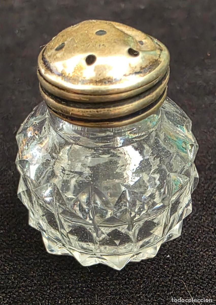 Antig&uuml;edades: Salero antiguo de cristal tallado con tapa met&aacute;lica dorada &ndash; Miniatura vintage 4 x 3 cm