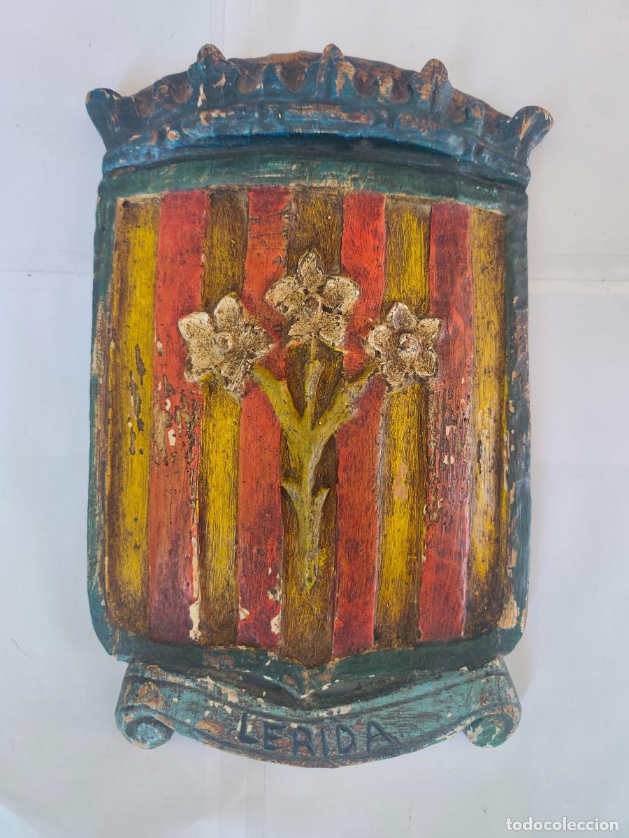 Antig&uuml;edades: Escudo talla madera Lerida xix