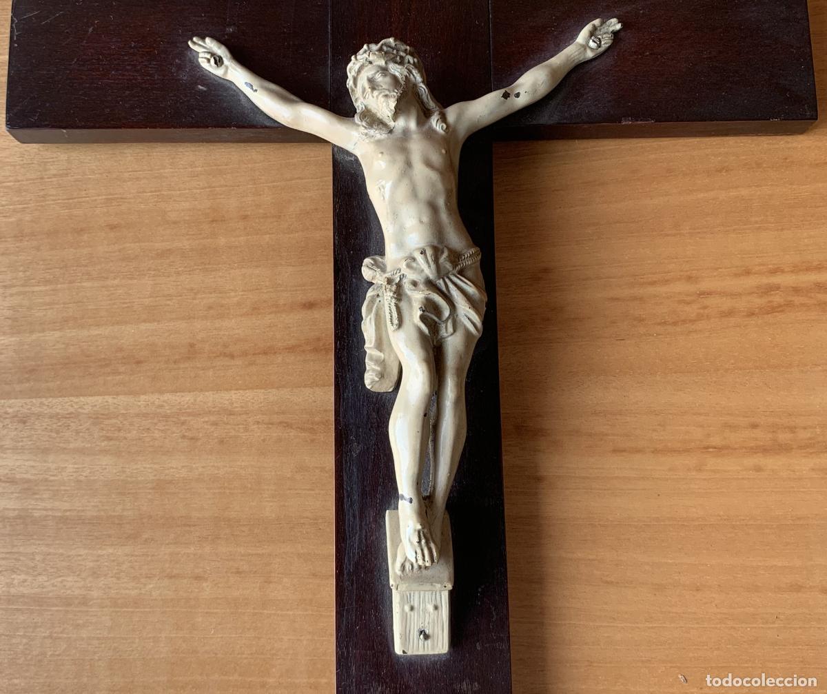 Antig&uuml;edades: Gran Crucifijo de Pared Antiguo - Madera Oscura y Cristo Met&aacute;lico Tono Marfil - An&oacute;nimo (Estilo Cent