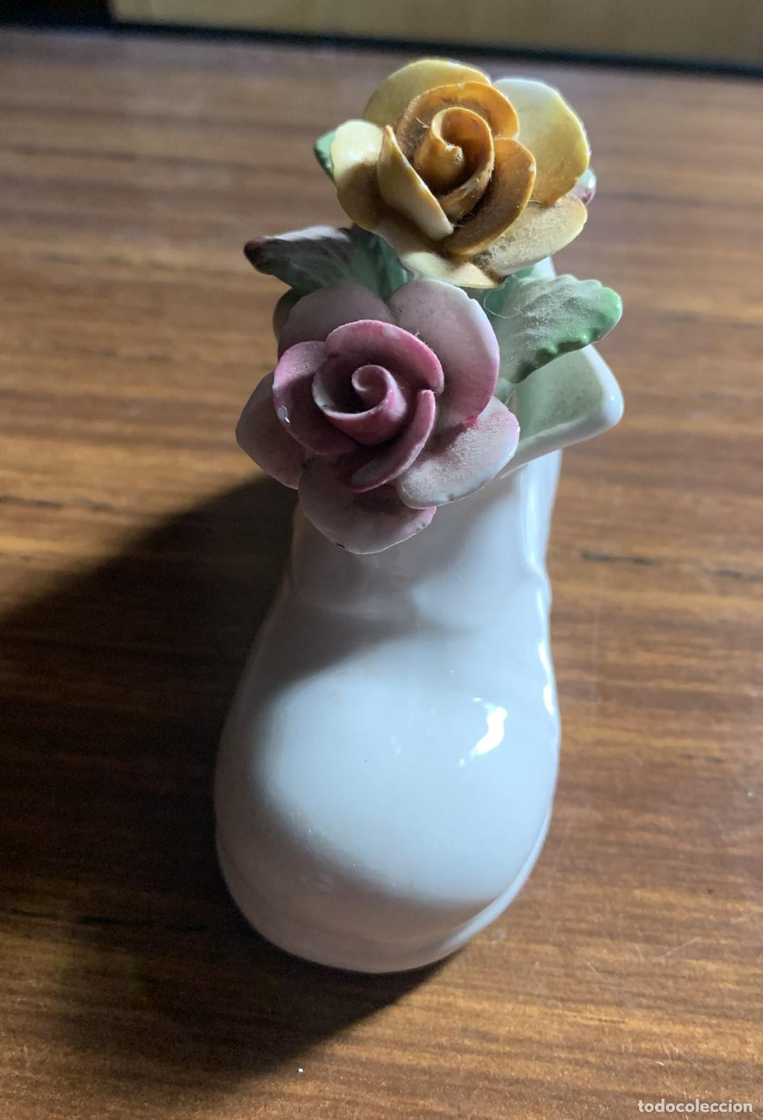 Antig&uuml;edades: Zapato de Porcelana con Flores en Relieve - Royale Stratford - Handcrafted in England - 8 cm - Royal