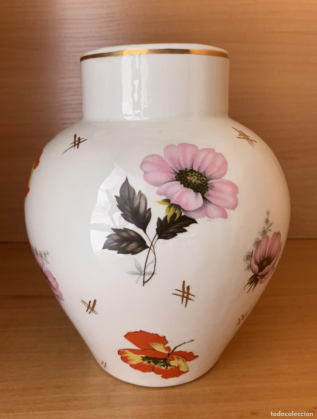 Antig&uuml;edades: Elegante Jarr&oacute;n de Porcelana / Cer&aacute;mica Samart (Portugal) - Decoraci&oacute;n Floral Pintada a Mano y Filo