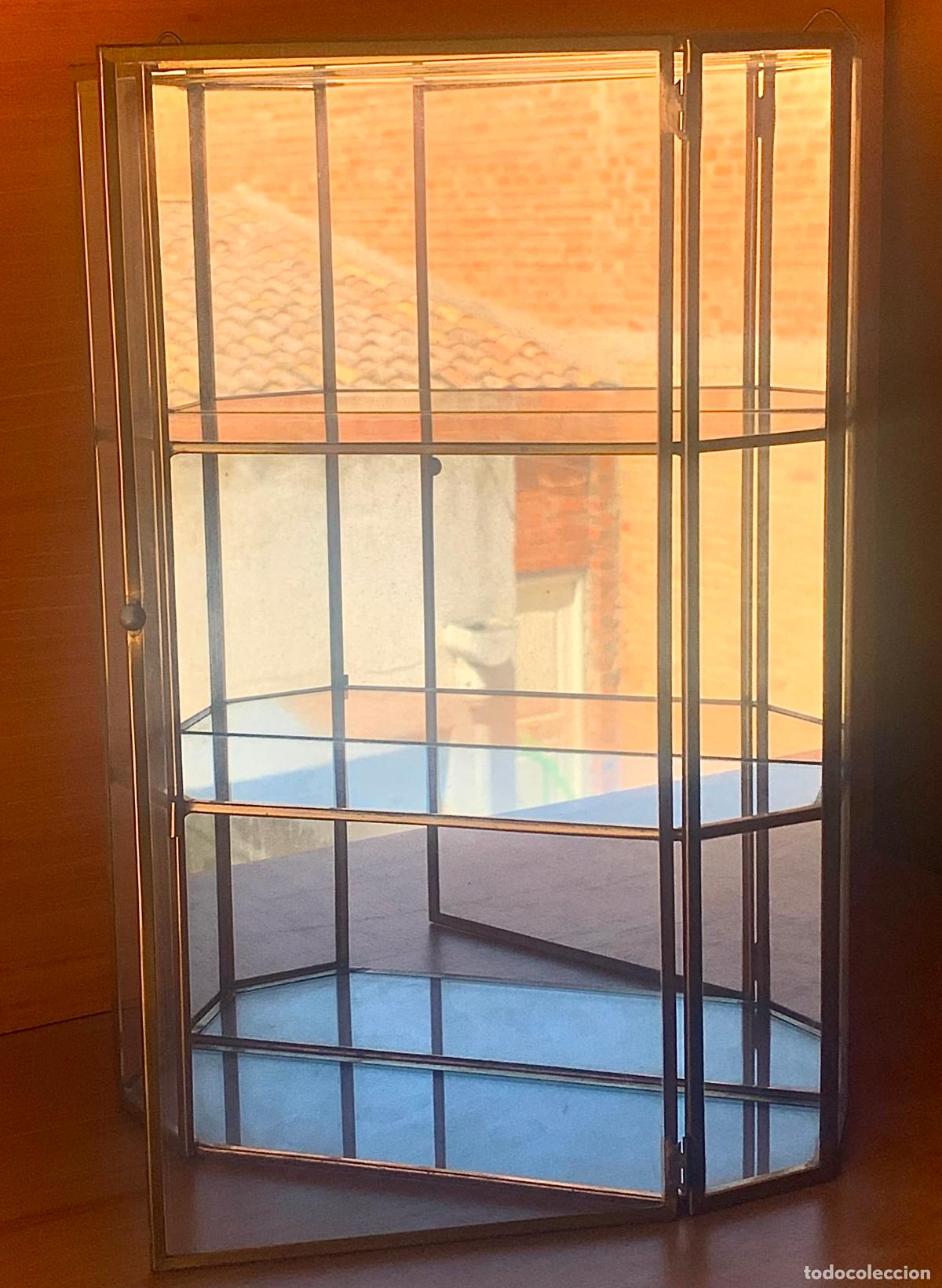 Antig&uuml;edades: Antigua Vitrina Expositora de Sobremesa - Lat&oacute;n y Cristal - 3 Estantes Interiores - An&oacute;nimo (Estilo