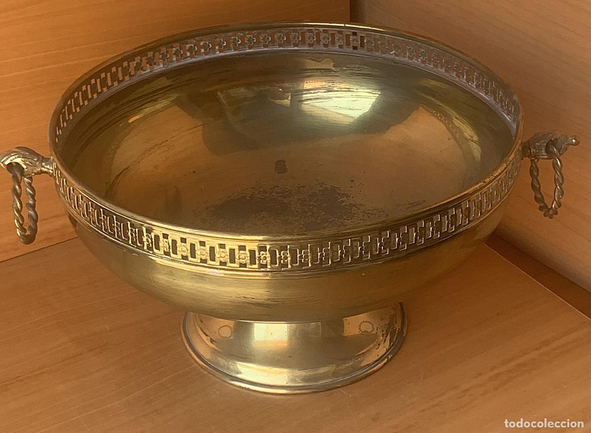 Antig&uuml;edades: Antiguo Centro de Mesa de Lat&oacute;n - Copa Frutera Calada con Asas de Anilla - 35 cm - An&oacute;nimo