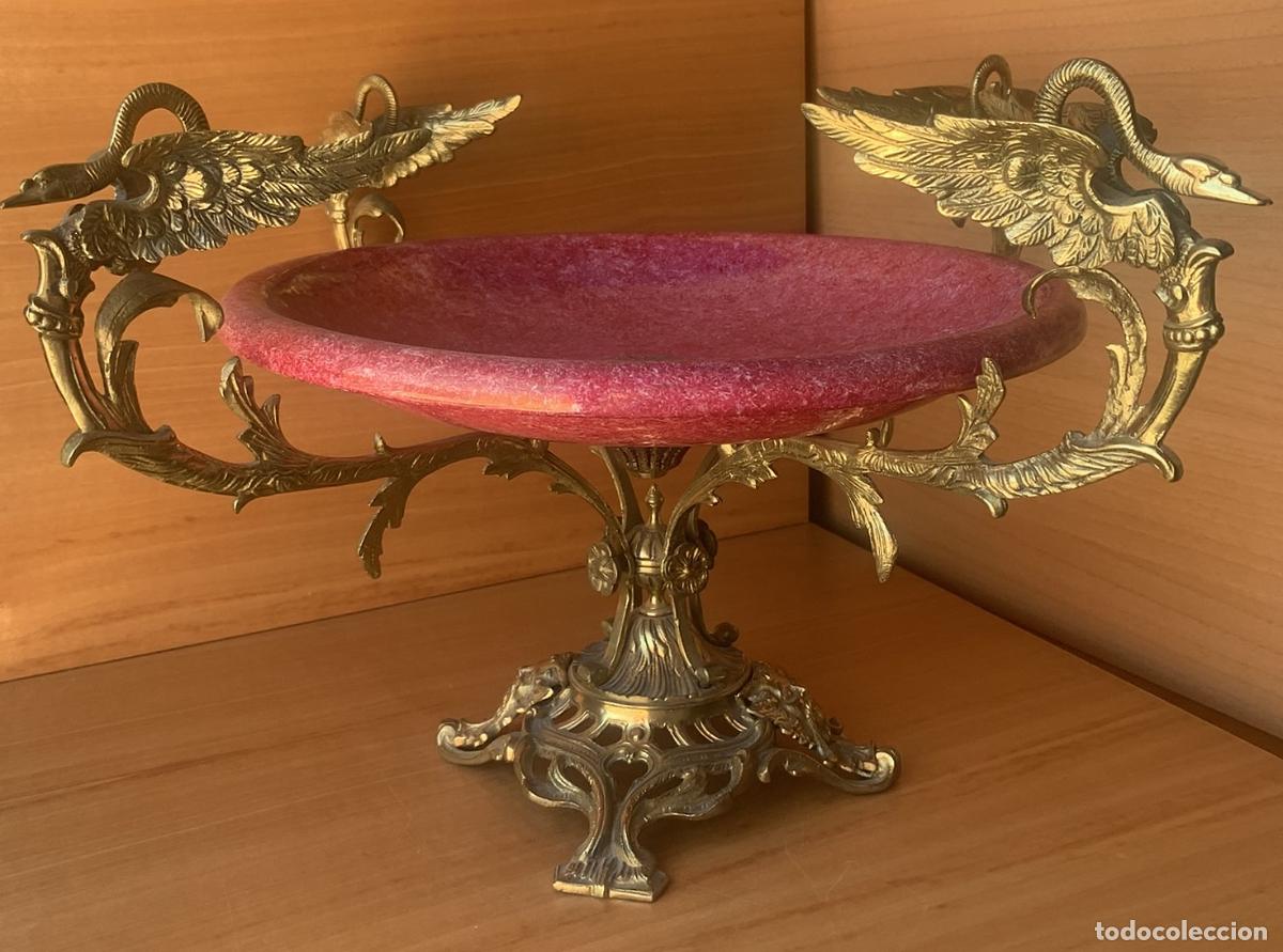 Antig&uuml;edades: Gran Centro de Mesa Vintage Estilo Imperio - Cer&aacute;mica Rosa y Bronce con Quimeras - 48 cm - An&oacute;nimo (