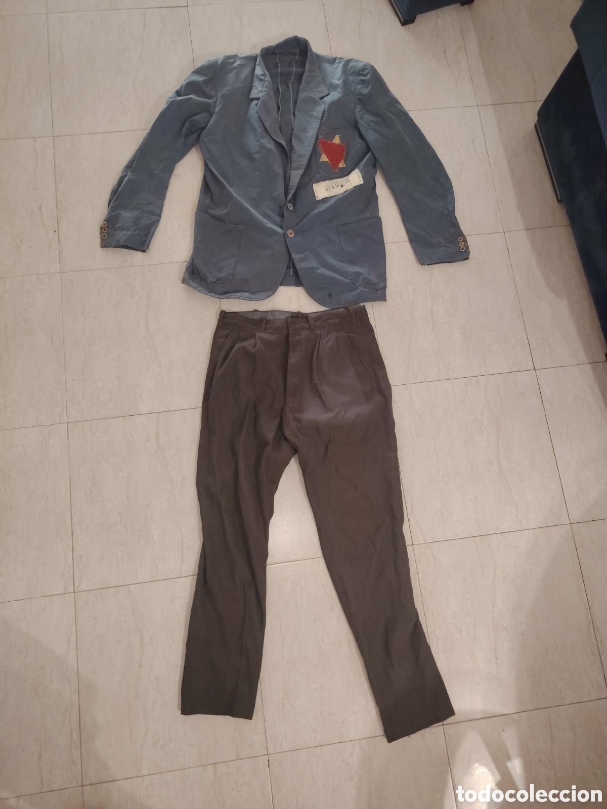 Antig&uuml;edades: Uniforme civil de preso polaco pol&iacute;tico y origen jud&iacute;o , campo de dachau , Alemania. 2GM