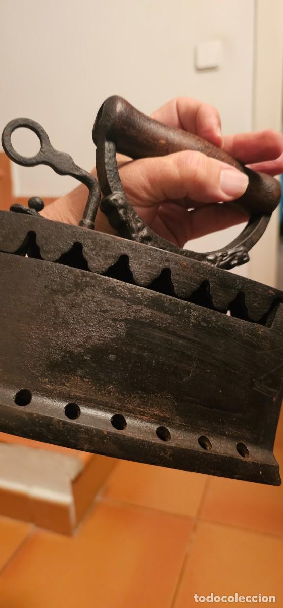 Antig&uuml;edades: Preciosa plancha de carbon con soporte - Foto 3