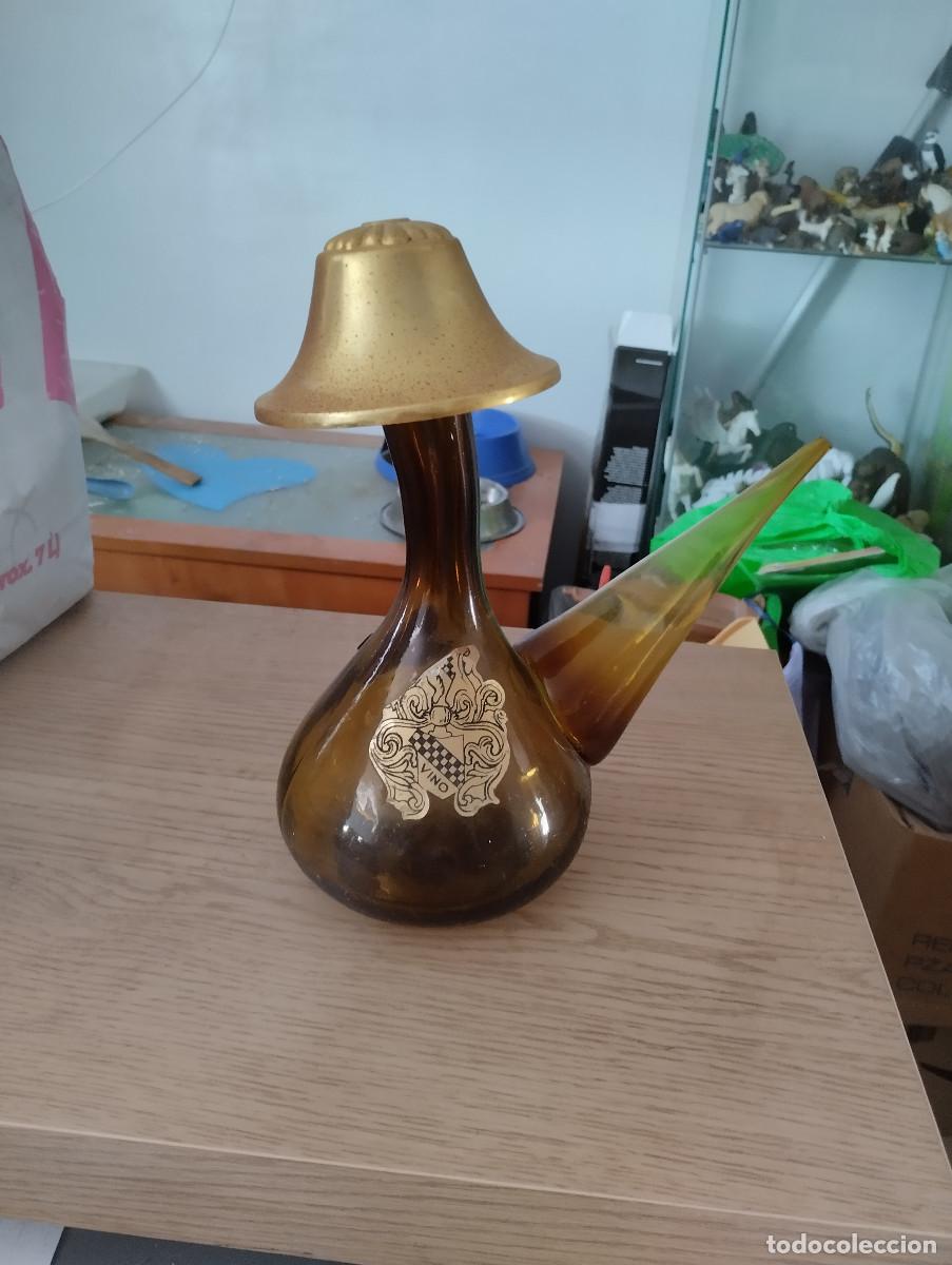 Antig&uuml;edades: antiguo porron de cristal para vino con su tapa roja y sombrerito dorado