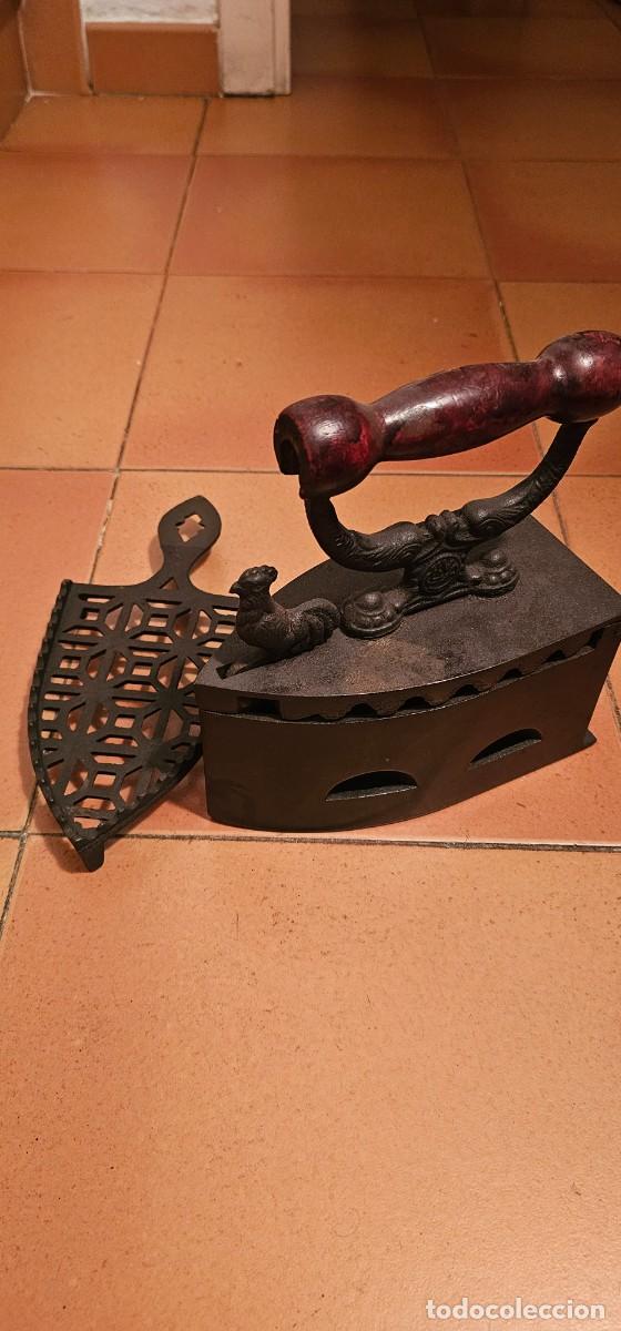 Antig&uuml;edades: Espectacular plancha de carbon con soporte